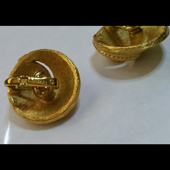 Vintage Trifari round modern clip on earrings - Picture 4 of 5